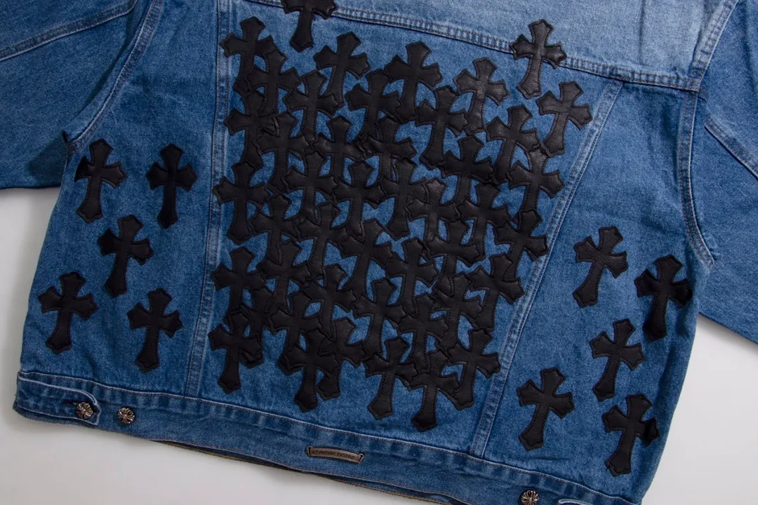 P320 Style No.: H324 Chrome Hearts Chrome Hearts Logo Leather Couple's Washed Denim Jacket, Super Invincible Hot Sale, The Best Item for This Weather, Cool Oversize Style. The classic cross white logo is all over the whole dress, and the large cross leather label on the back is the finishing touch. It is generous and full of personality, without being exaggerated. It is a perfect versatile style for spring and summer! It is made of 100% denim cotton fabric with heavy thread count and washed with water to ensure a stiff and tough shape while being comfortable and breathable against the skin. The high-density embroidery of Sanskrit letters is ultra-exquisite. The original molded custom buttons, large cross leather label, and Croxin's silver jewelry details are all luxurious! Casual and loose fit, lazy and casual, the same style for men and women. It is very trendy to match it with sweatpants and wide-leg pants casually. The focus is on versatility. It can be used as a jacket in spring and autumn. Size: S–XL Color: blue
